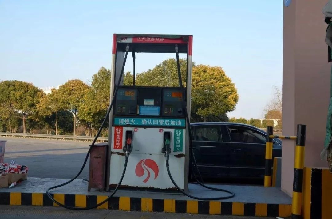 首先,加油站本身就是油气密集区,而给车辆加油时,油箱周围的油气混合