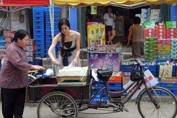 一个人打伞淋雨猜成语是什么成语_猜成语 一个人打伞 一堆人淋雨(3)