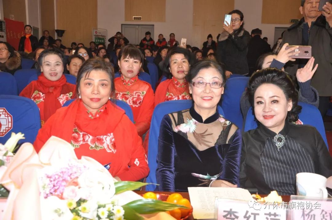 樊登读书会介休分会会长王宇代表介休市女企业家协会观看演出李红萍