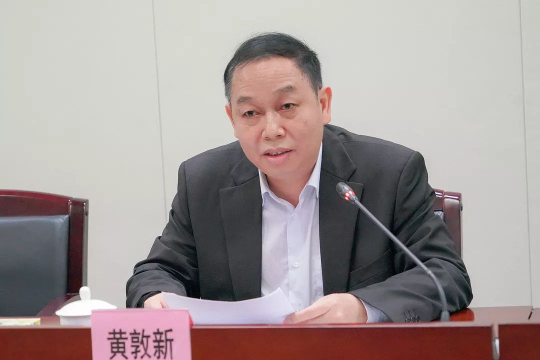 黄敦新在发言中表示,感谢省委的信任和肯定,完全拥护省委决定,坚决