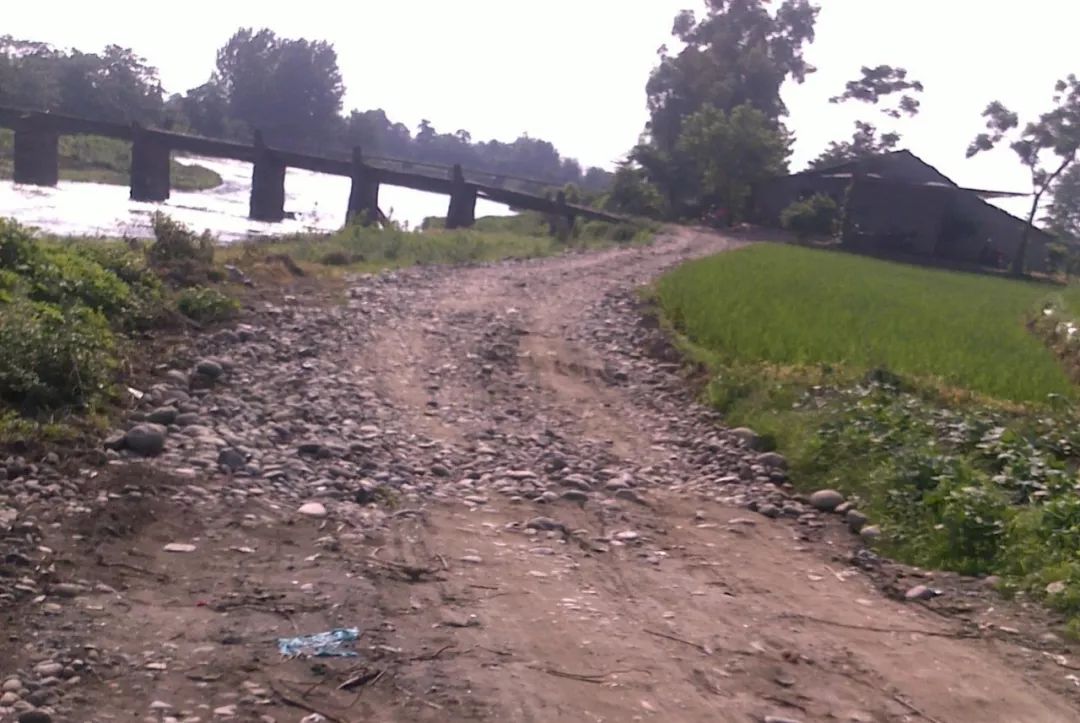 均为4-6米宽的泥结碎石公路,县通乡的公路全是4米左右的无路面的机耕