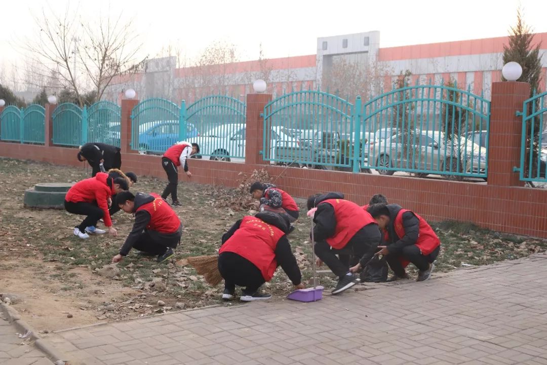 【开发区校区】我院学生会志愿者部开展清扫校门前烟头活动