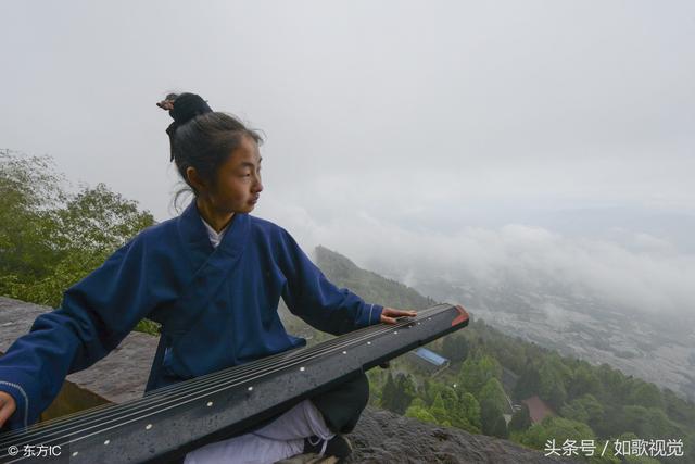 "90后"女道长居深山道观,舞剑抚琴饮山泉,喜欢网购逍遥自在