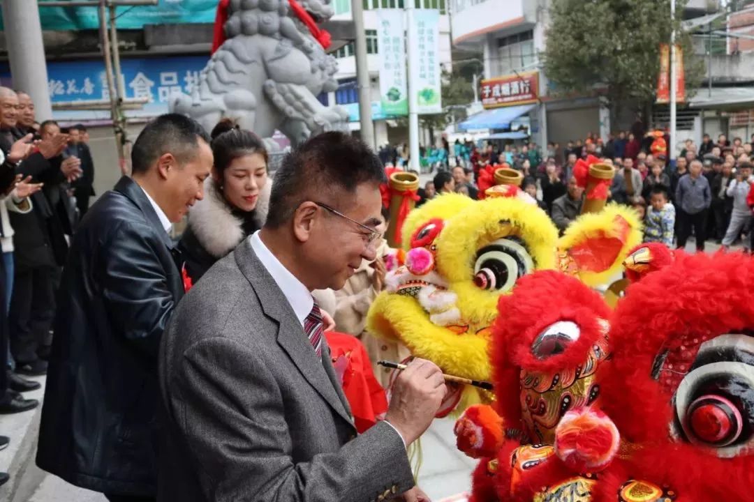 雷全勉与邱宗桥为狮头点睛