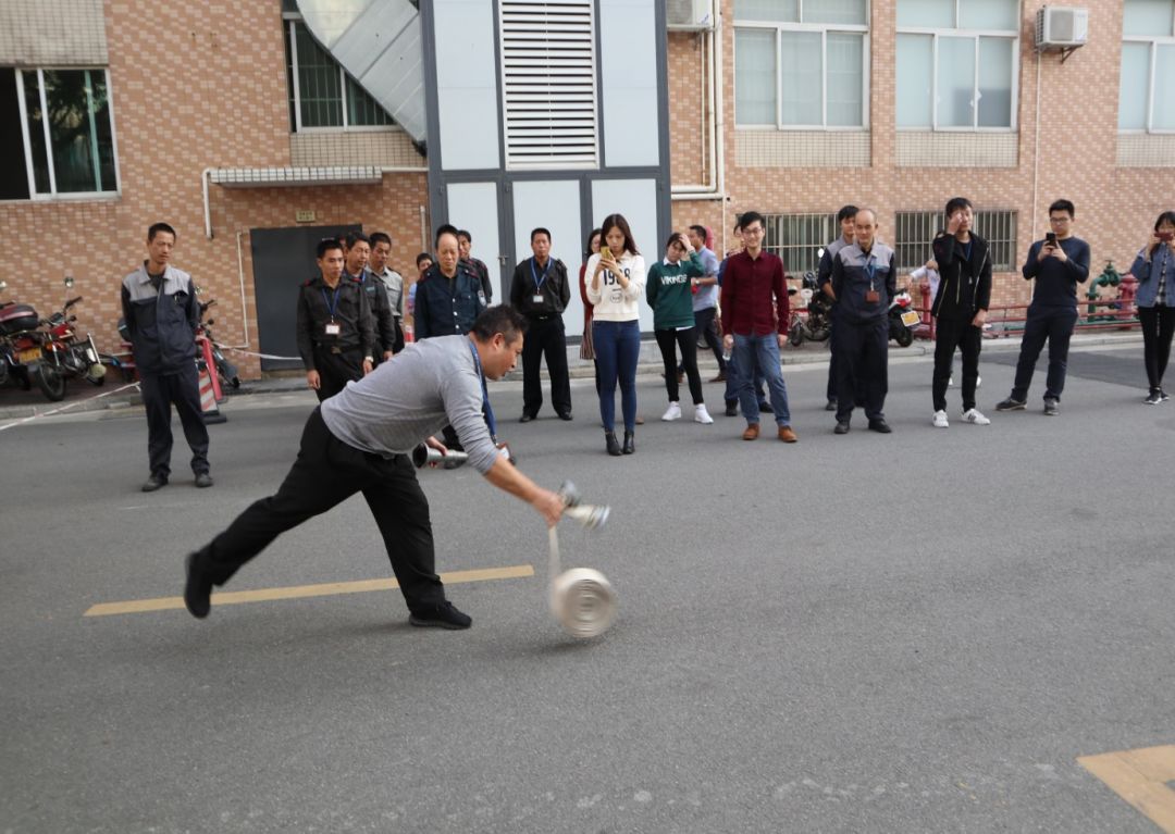 罗队长示范抛消防水带接消防水枪