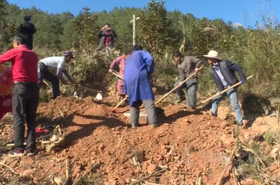 砚山一村民遗体违规土葬5天后被起棺火化