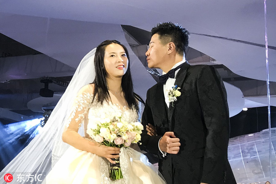 撒花!李金羽家乡举行婚礼 手挽新娘笑容相当甜蜜