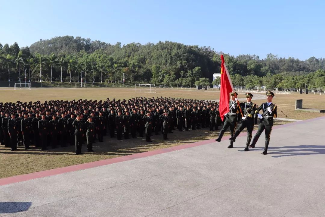 第74集团军某新训团举行新兵入伍宣誓暨授衔仪式