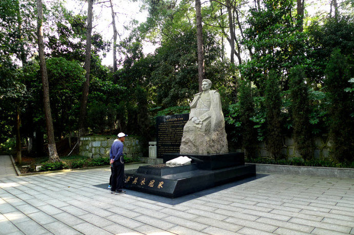杨开慧墓,29岁为国捐躯,墓前两子墓左右相伴,英雄事迹