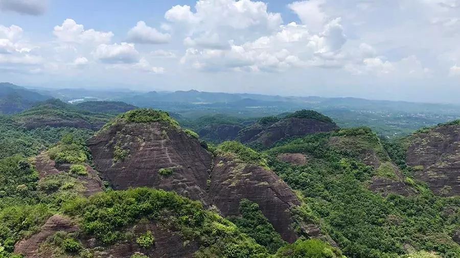 越王山呈丹霞地貌,最高峰海拔340米,山峰雄浑敦厚,如南越王之千军万马