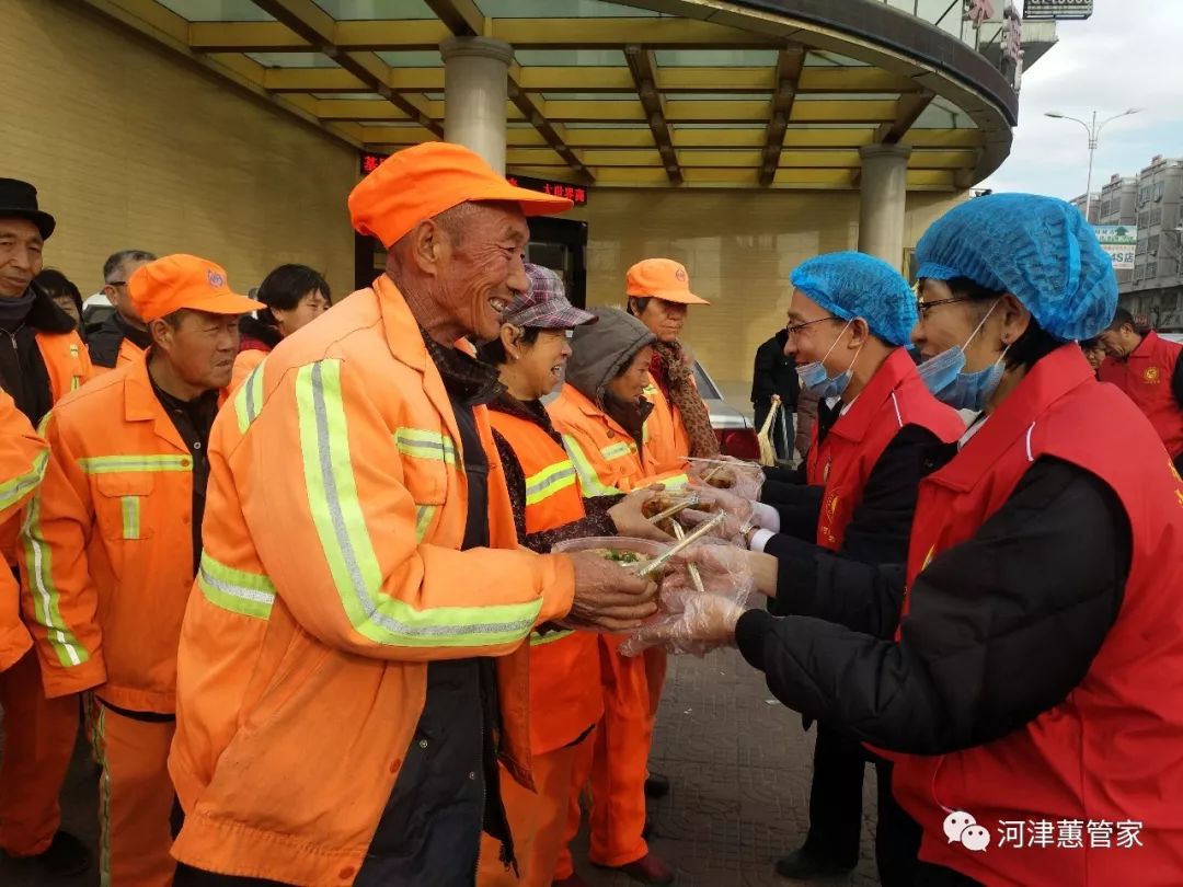 手捧着热乎乎的饺子和暖心的手套,环卫工人任顺祥