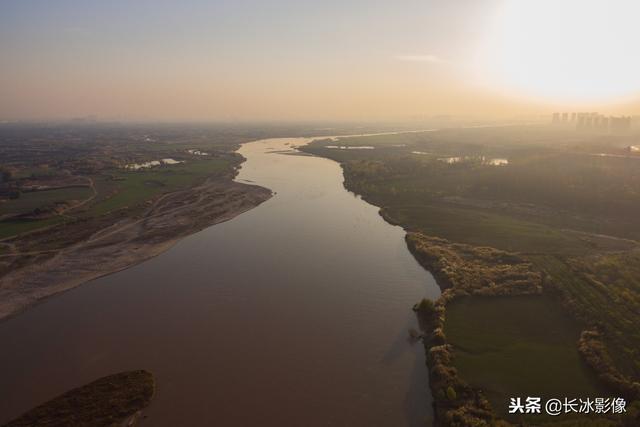 有阳光的天气航拍泾渭分明格外明显 跟古人描绘泾浊渭清是相反的