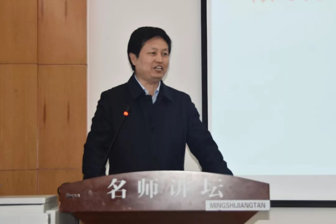 学校领导,中层干部,教研组长,教师代表等120余人齐聚一堂,欢送李西民