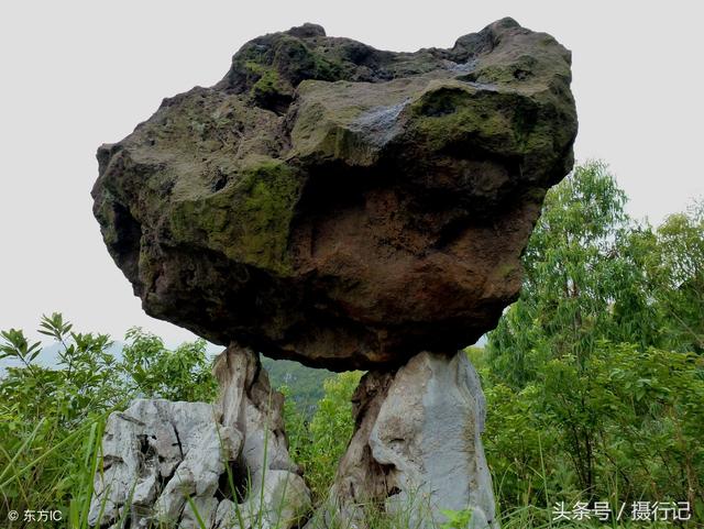 顶上,一块巨大的铝矿石,被两块顶部尖尖的石头顶起,耸立在渺无人烟的