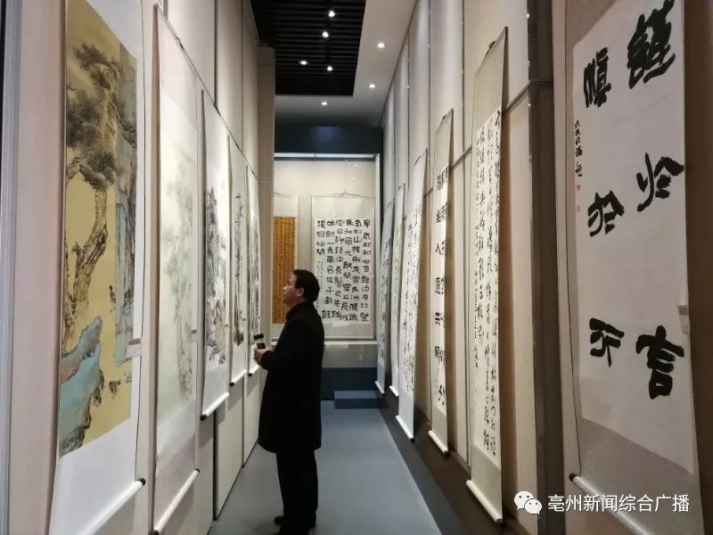 林口县共同主办的庆祝村改革开放40周年三地书画联展在亳州博物馆二楼