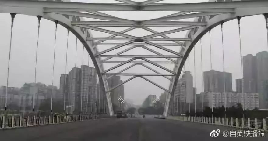 这是自贡市首座应用顶推工艺施工的钢结构桥梁,也是目前自贡市域设计