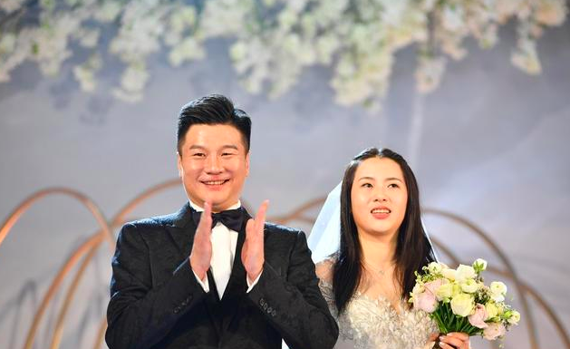 如今,李金羽的妻子毕文晴并不是女明星,他们2016年就秘密完婚,大羽对