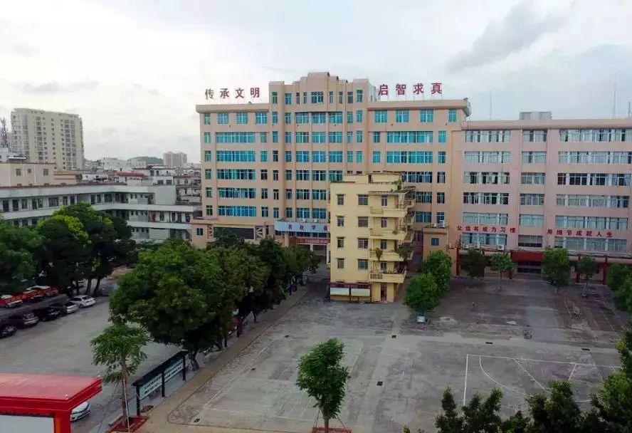 学校的办学规模不断发展壮大,是化州市城区四大完全中学之一,现有教学