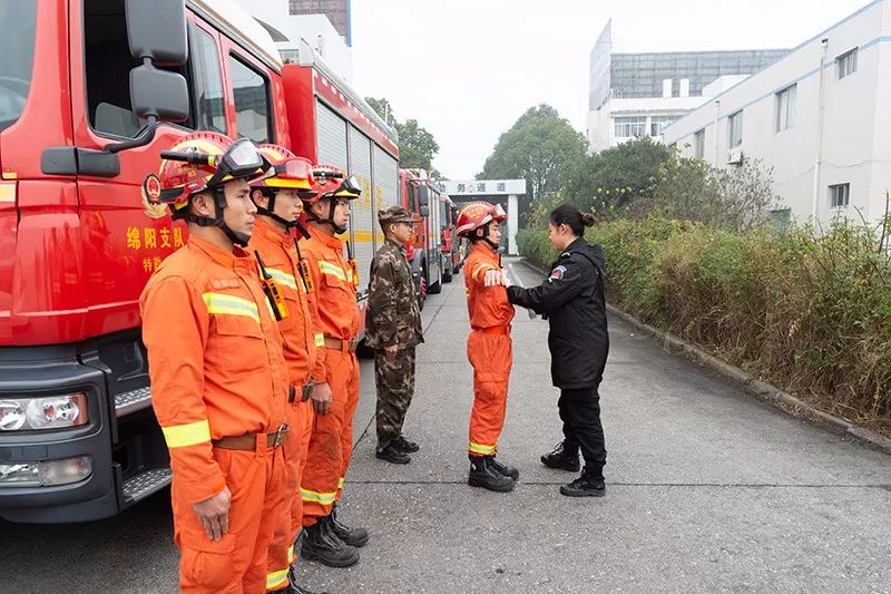 绵阳消防联合绵阳机场开展实战化空投联勤演练