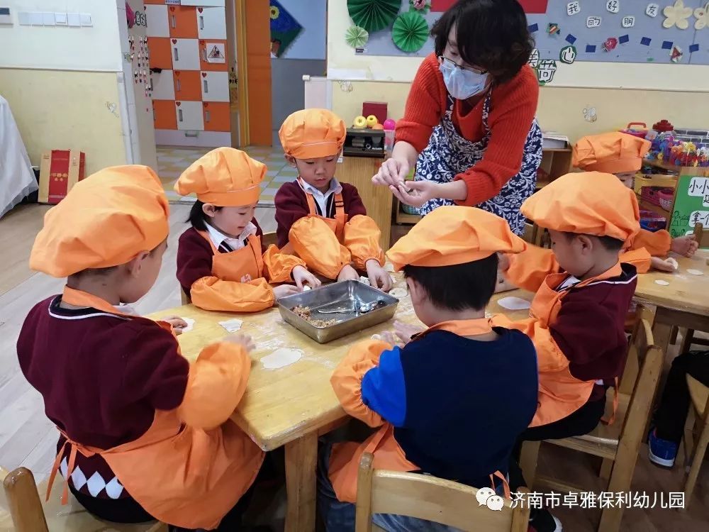 中班的小朋友们邀请家长朋友们走进幼儿园,与孩子们一起包饺子,共同