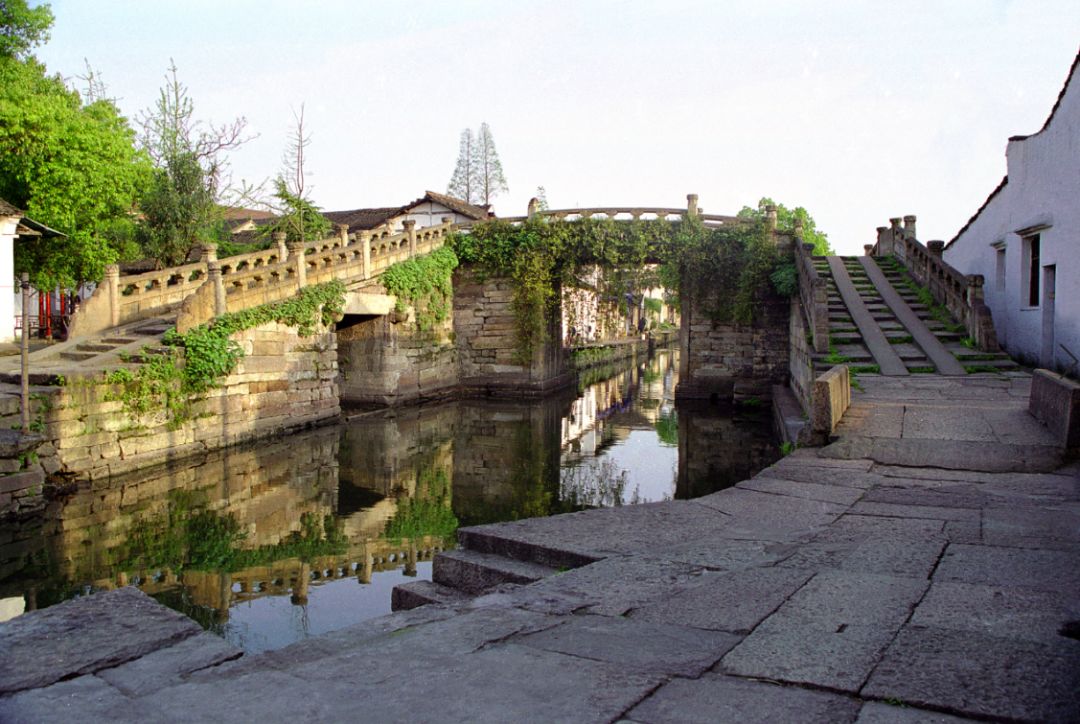 位于绍兴古城东部的八字桥是中国最早的立交桥,是世界遗产大运河绍兴