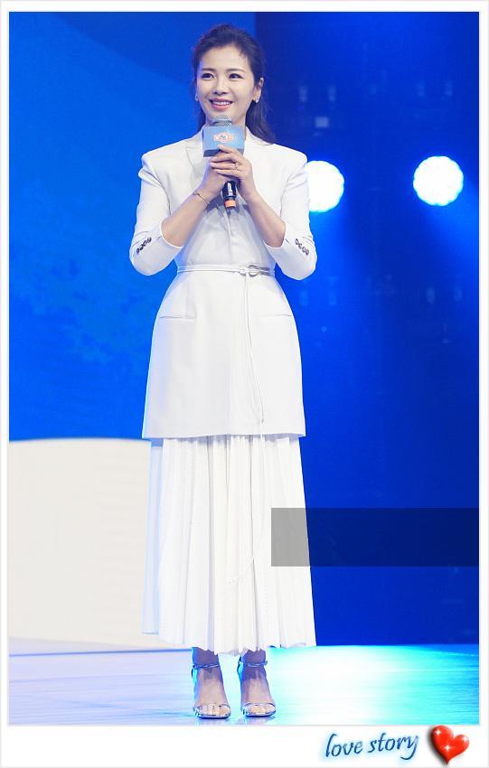 刘涛穿长款西装配百褶裙，清纯得如一朵白莲花，说她40岁你敢信吗