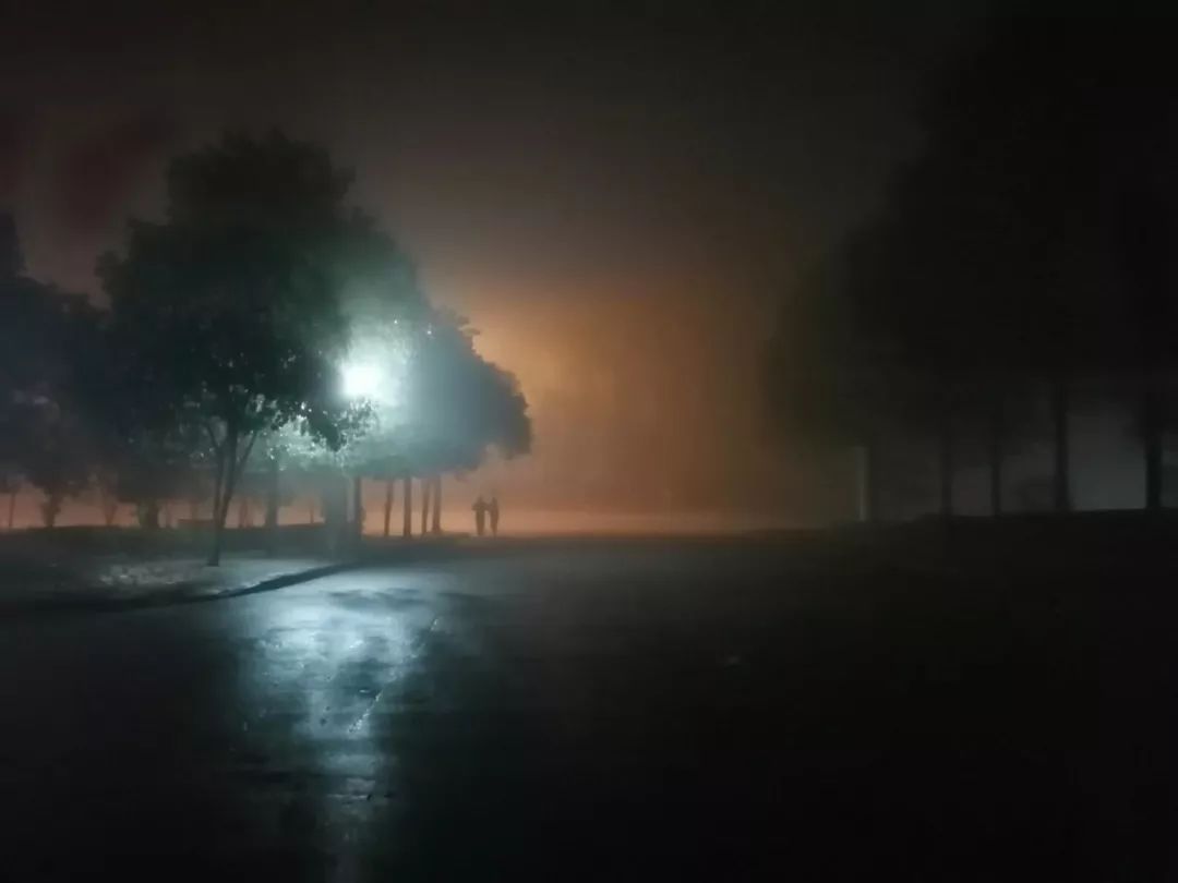 雨天朦朦胧胧的景象,有点神秘感,独立门口还有一点凄凉 !