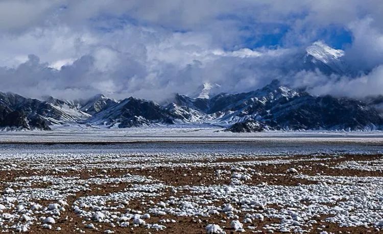 群峰巍峨壮丽冰川林立姿态万千长年冰雪覆盖的木孜塔格天苍苍野茫茫