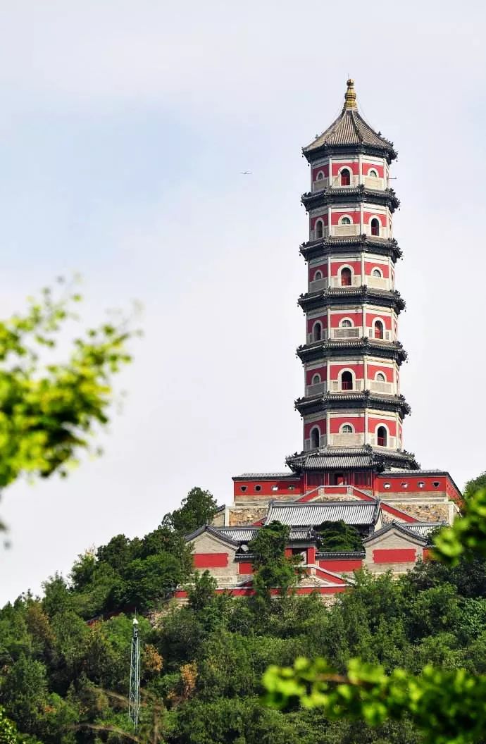 北京玉泉山玉峰塔-- 北京妙应寺白塔-/此文章图片来源谁最中国,缘圆