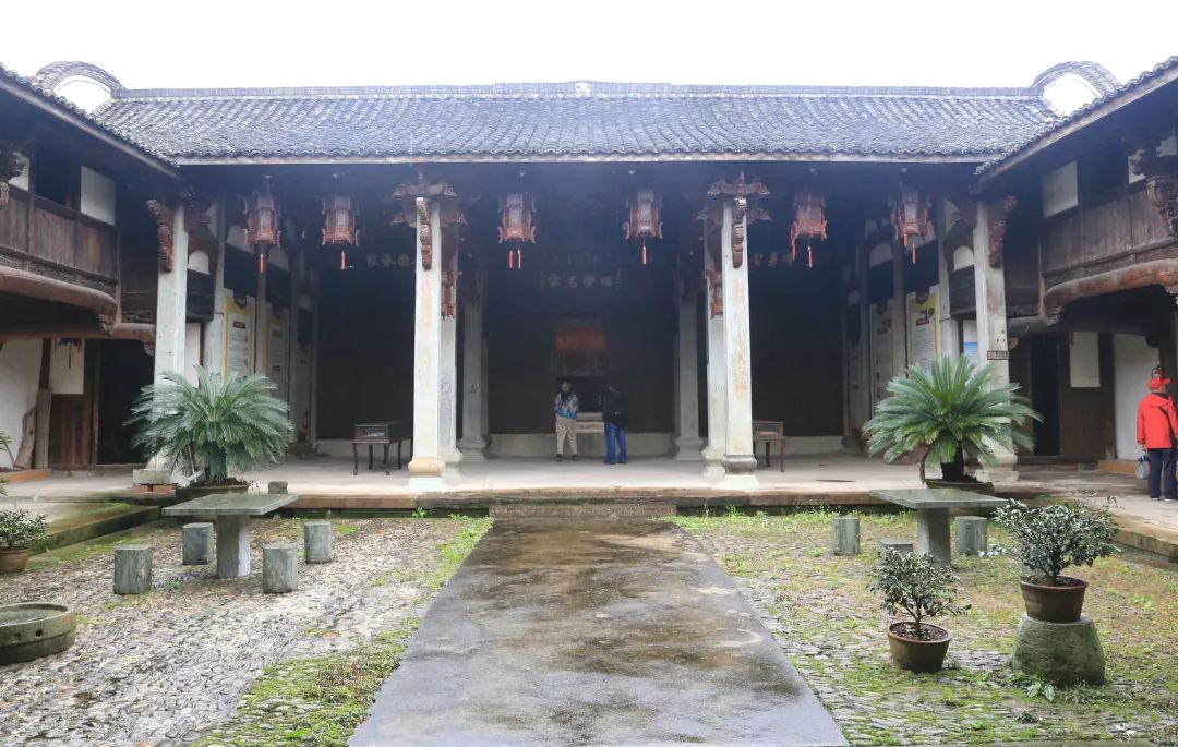 氏宗祠又称小宗祠,坐西朝东,前面有小溪盘旋,假襟带绕注,周边由慎修堂