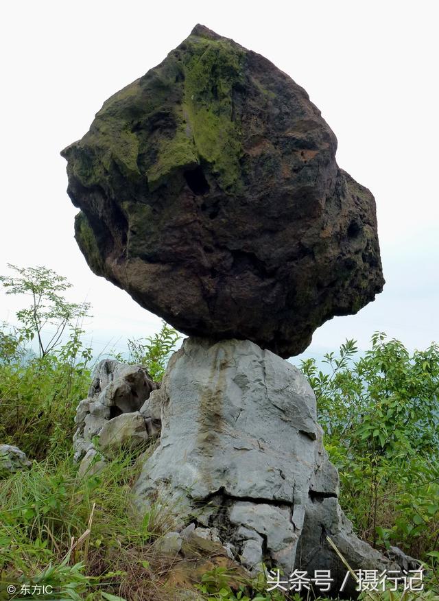 奇!一块巨石被两块顶部尖尖的石头顶起,人称这奇观"双峰托蛋"