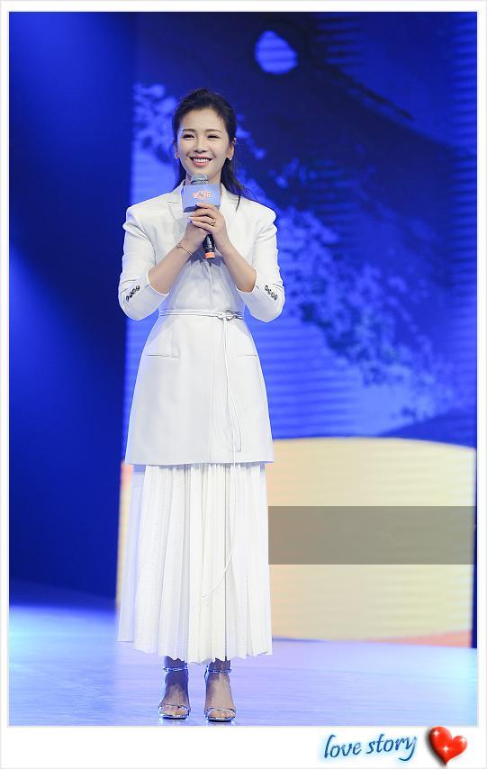刘涛穿长款西装配百褶裙，清纯得如一朵白莲花，说她40岁你敢信吗-爱搭网