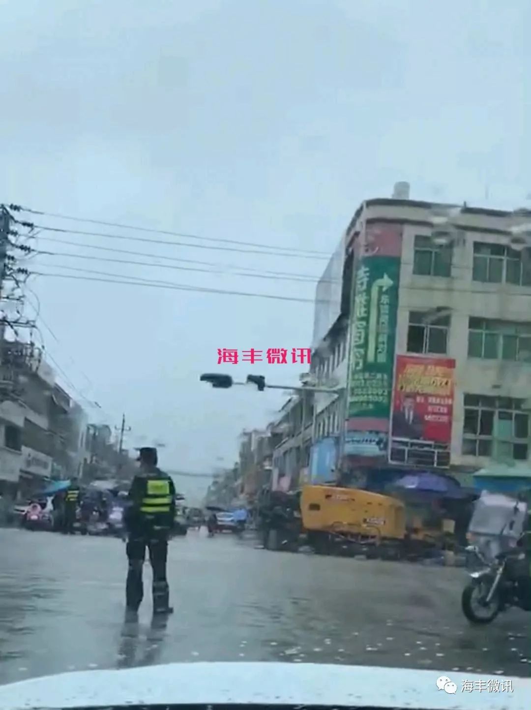 海丰梅陇镇多名工作人员冒雨站路中,发生
