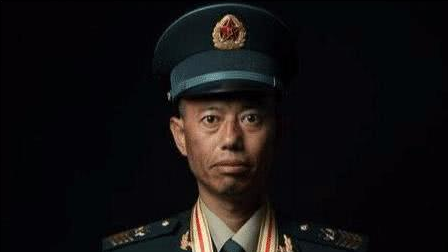 中国“兵王”退役后被召回,师长见他都要向他敬礼,全国人大代表