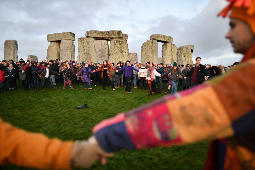 英国民众庆祝冬至日 聚集巨石阵迎接日出