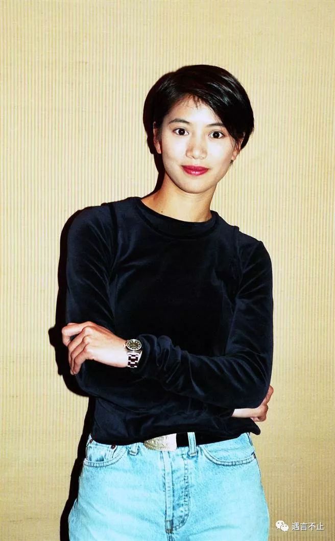 出道第二年,袁咏仪就凭借在电影《阿飞与阿基》中的角色,获得金像奖