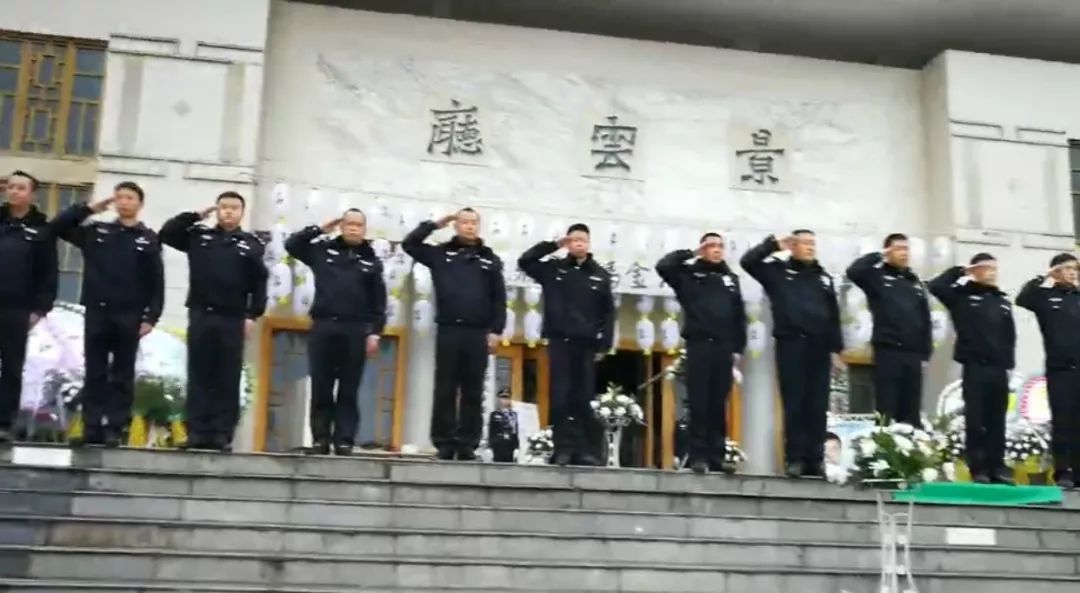 数万贵阳市民送小马警官最后一程!非亲非故,泣不成声!