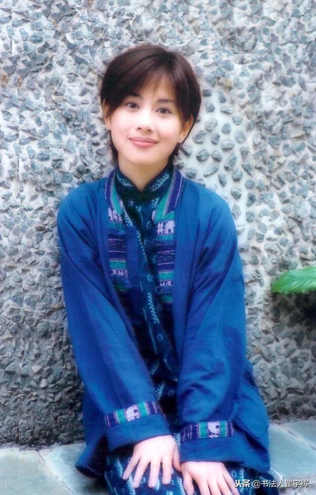 1 12 陈松伶,1971年出生于香港,上世纪90年代著名影视歌三栖女艺人