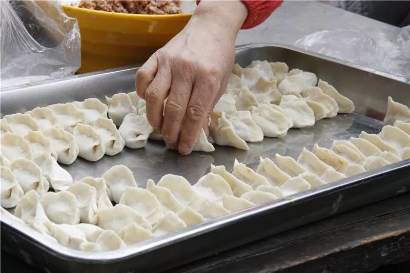 昨天,一峰请全市800多名环卫人吃饺子过冬至!