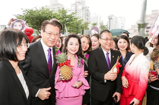 罗丽芬控股正式挂牌上市成功 缔一国际受邀出席敲钟仪式