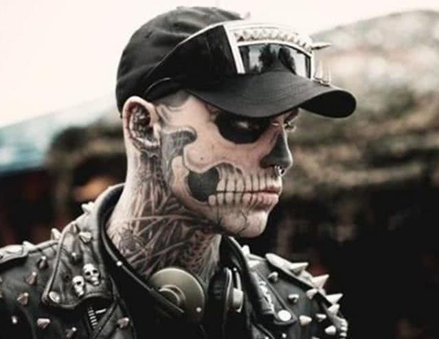 32岁便已离世,这个满身纹身的"僵尸男孩",多少人用他当过头像