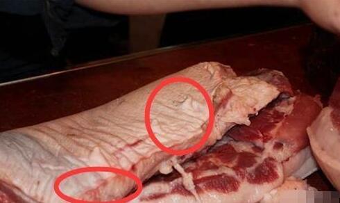 另外有的老母猪肉,闻起来就有很明显的臭味,这种肉我们要避开不买.
