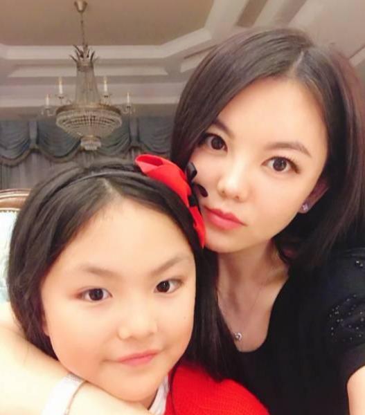 趙薇8歲女兒和李湘9歲女兒， 差距一目了然， 網友: 輸得太慘 娛樂 第3張