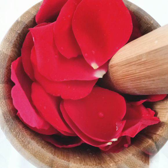 用玫瑰花制作口红颜色效果超正的不输大牌口红