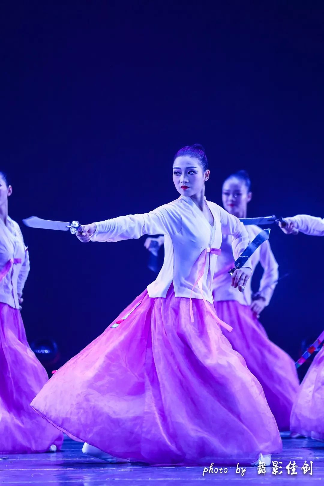 者:2016级舞蹈表演3班 表演者:2016级舞蹈表演1班 朝鲜族刀舞训练组合
