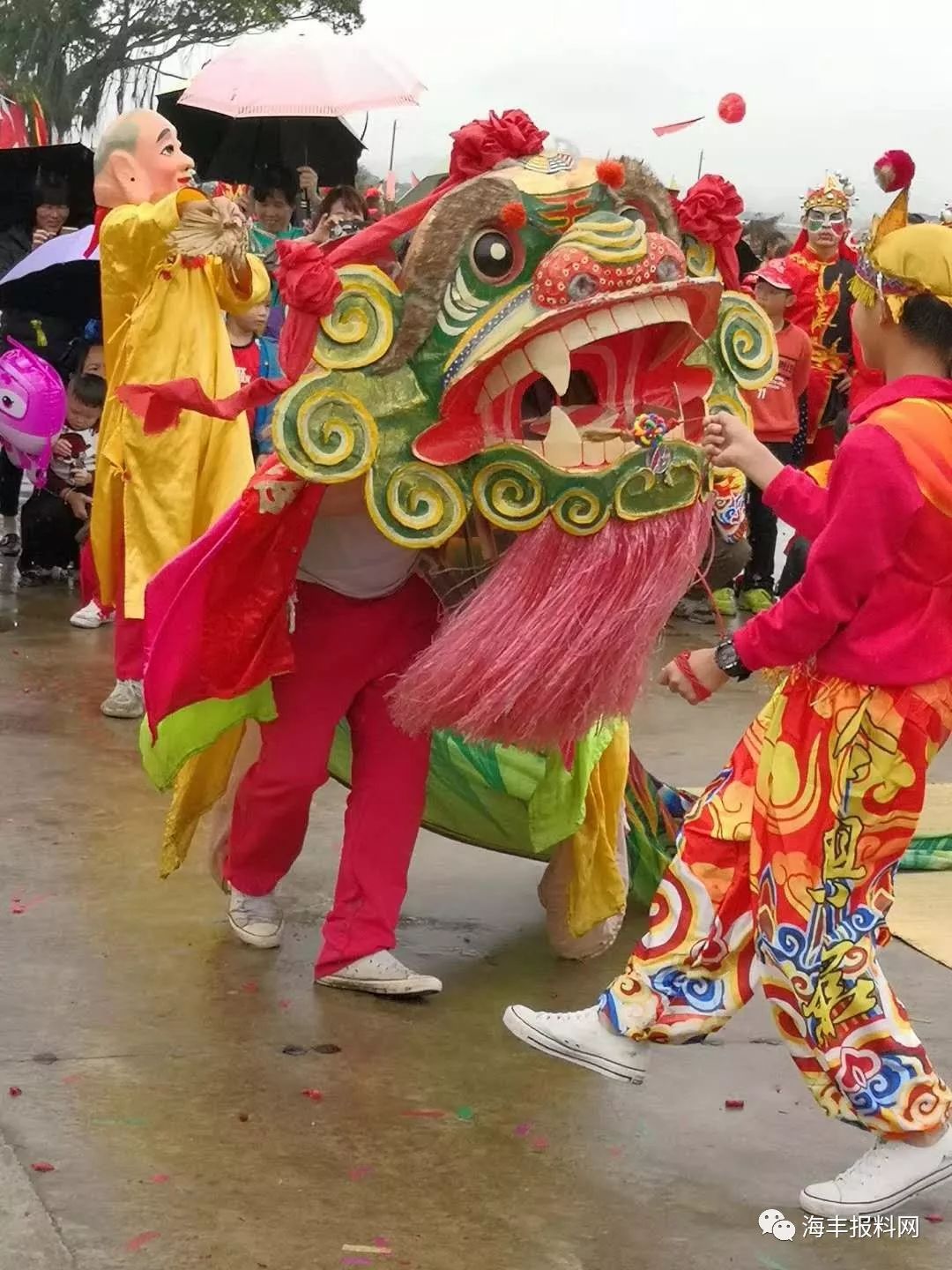 海丰陶河这个村子今天热闹非凡虎狮英歌大旗