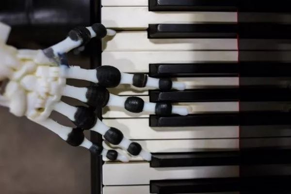 科學家開發出可以在鋼琴上彈奏簡單樂曲的3D列印機械人手 科技 第2張