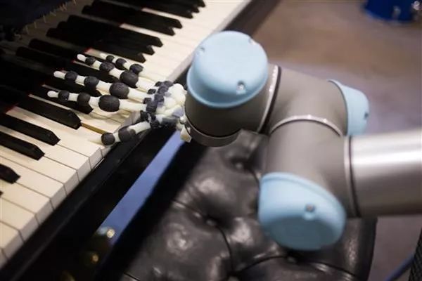 科學家開發出可以在鋼琴上彈奏簡單樂曲的3D列印機械人手 科技 第1張
