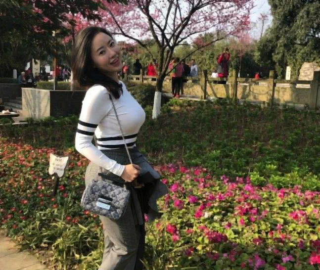 女神蒋聘婷意外走红无辜被牵连刘强东事件自身优势不输女明星