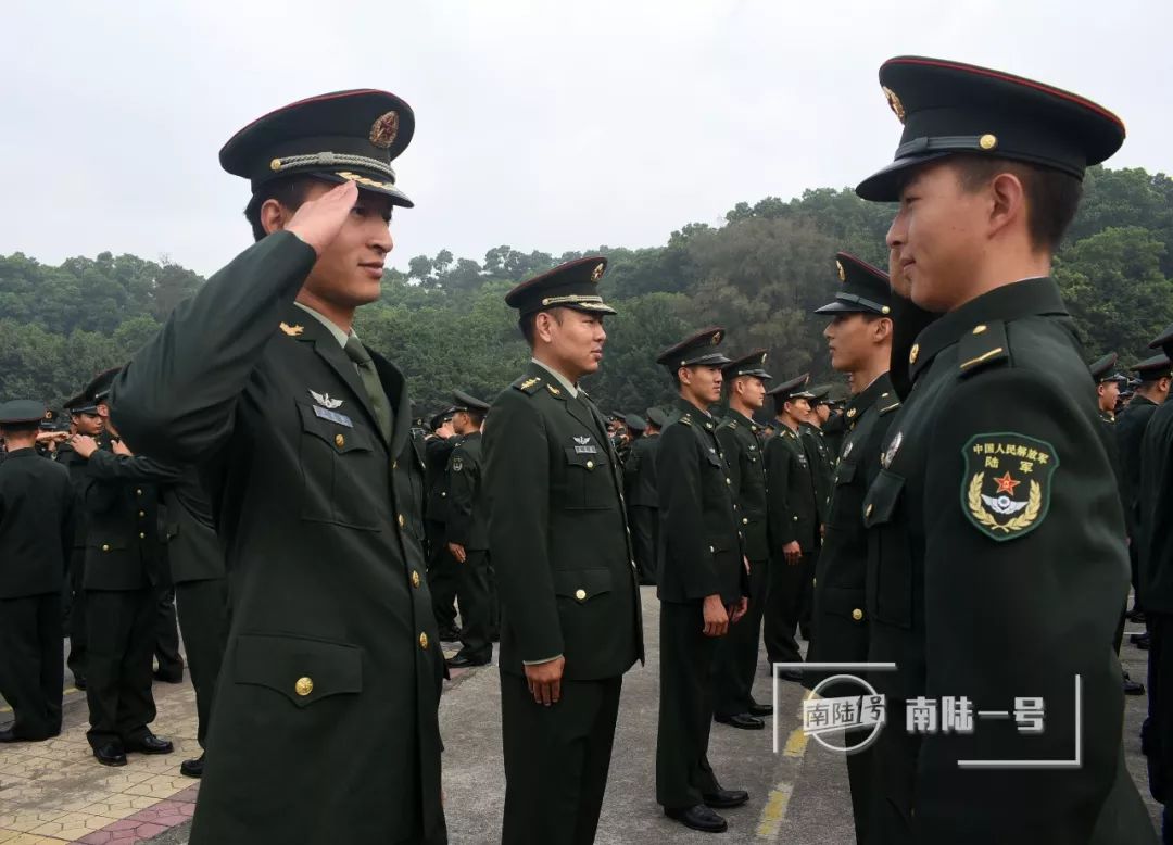 祝贺你,列兵同志为战友互戴军衔一道拐的青春从今天开始00后新兵青春